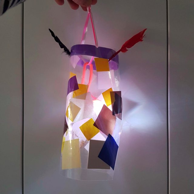 Voor deze Sint Maarten lampion heb je een lamineermachine nodig. In het lamineerfolie stop je een stukje papier, sterretjes, gedroogde bladeren of wat dan ook.  