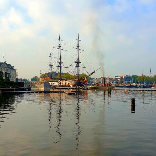 Het scheepvaartmuseum in Amsterdam: onze kinderen waren nog niet in de VOC-schip Amsterdam geweest, dus daar gingen we als eerste heen. 