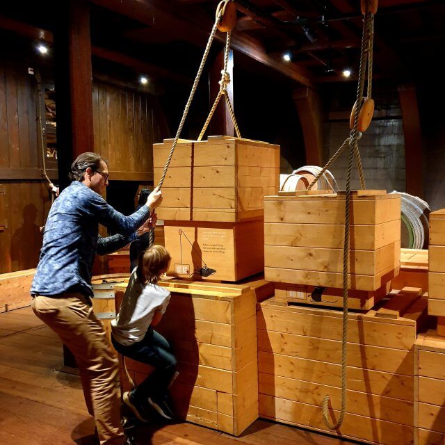 Het scheepvaartmuseum in Amsterdam: onze kinderen waren nog niet in de VOC-schip Amsterdam geweest, dus daar gingen we als eerste heen. 