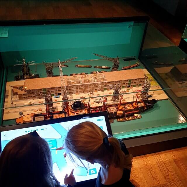 In het Scheepvaartmuseum in Amsterdam is er een audiotour waarmee kinderen in het museum uitleg krijgen over wat ze zien.