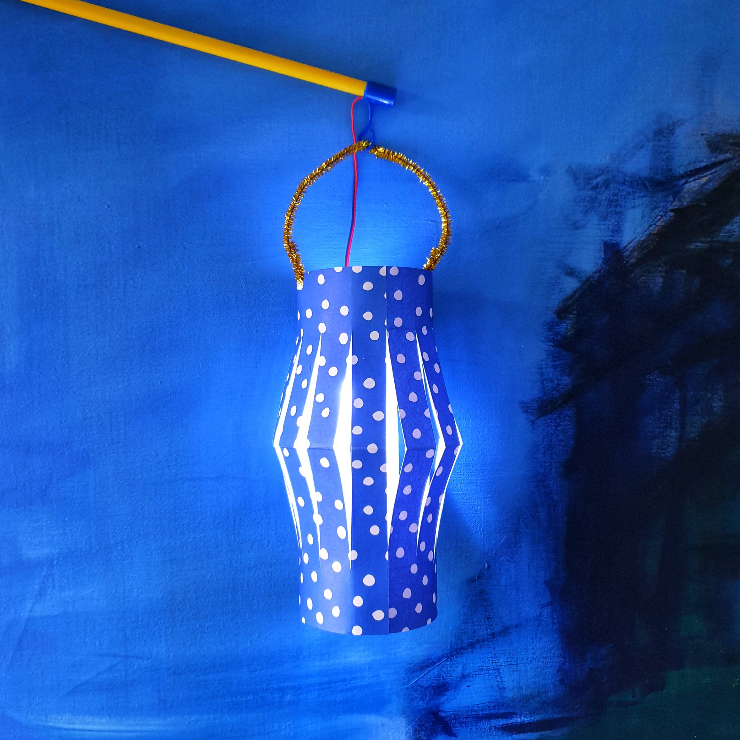 Een Chinese lantaarn kun je heel snel maken van gekleurd papier en een pijpenrager ofwel chenille draad.