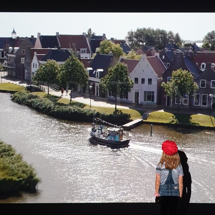 Als kleine meis naar de film Berend Botje En Het Mysterie Van Het Ei gaat, dan wil ze verkleed! Berend Botje is een stoer meisje. Ze stamt uit een familie van zeehelden die allemaal Berend Botje heten. Alleen papa is zeeziek, dus die maakt digitale zeereizen. Berend en haar vriend Teus vinden een bijzonder ei. De burgemeester stelt het ei tentoon om zelf aandacht te krijgen.