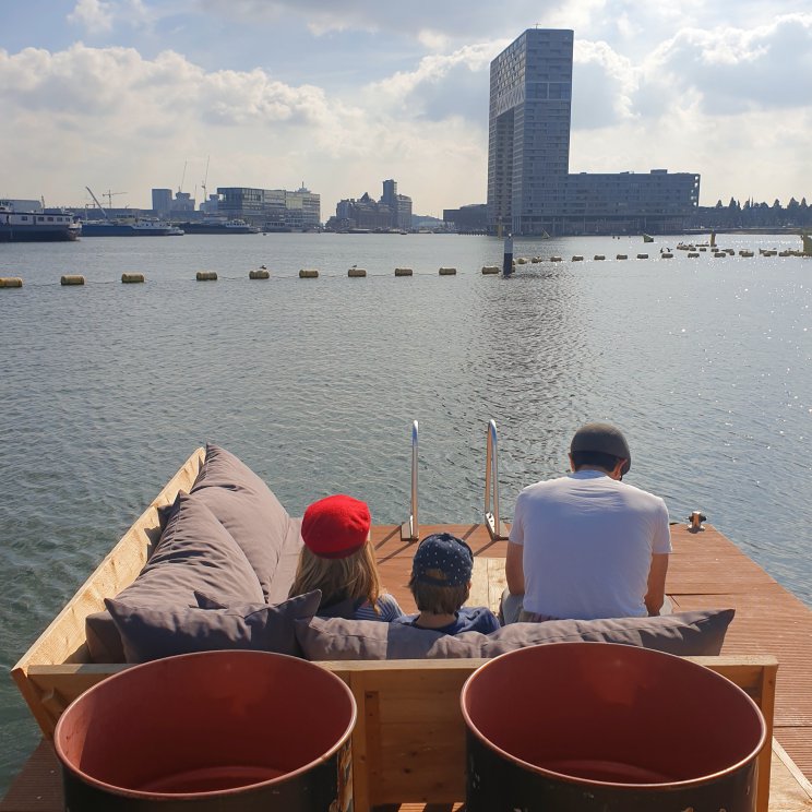 Pont 13 in Amsterdam. Deze oude pont is een prima plek om alvast in de stemming te komen, aan het water van de Houthaven, met een terras is aan het water. Het ligt in een buurt met een bijzondere combinatie van scheepshistorie en mooie nieuwbouw, die doet denken aan havenstad Hamburg.