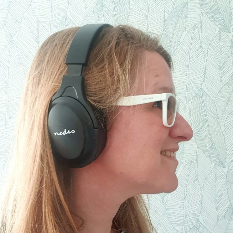 Ik luister heel veel om inspiratie op te doen, waaronder veel podcasts. Dan is een fijne draadloze koptelefoon onmisbaar. Ook als ik bel zet ik vaak mijn koptelefoon op. Onderweg naar een afspraak, maar ook ook thuis, aangezien ik niet alleen thuis ben. Deze koptelefoon van Nedis is zowel draadloos als met draad te gebruiken. Ook fijn: je kunt de koptelefoon met spraak besturen. Google Assistant en Siri kun je dan ook vragen de muziek te starten. Deze draadloze koptelefoon is heel betaalbaar.