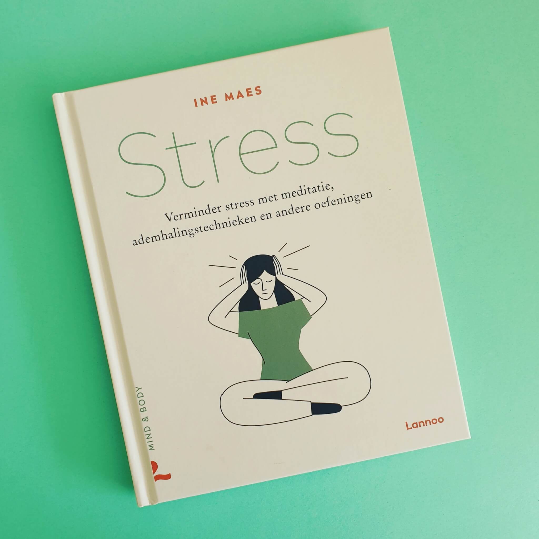 Stress van Ine Maes is een nuchter boekje over stress. Het legt je uit hoe stress werkt, daar is de laatste jaren steeds meer over bekend. Zo gaat ze bijvoorbeeld in op de rol van je ademhaling. Daarnaast bespreekt ze hoe je stress kunt verminderen met meditatie, ademhalingstechnieken en andere oefeningen. Allemaal super fijne tips en praktische oefeningen. Bij het boek hoort ook een podcast met geleide meditaties, heel fijn.