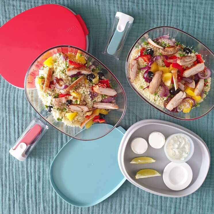 Kortgeleden was het International Lunchday. De dag om lunch inspiratie op te doen. Ik lunch iedere dag met salade, ook als ik de deur uit ga. Dan neem ik deze Ellipse saladebox van Mepal mee. In de deksel kun je knapperige ingrediënten apart houden en er zit ook een bakje voor dressing bij. De vouwlepel blijft schoon in het bijbehorende bakje, ideaal toch? Mijn favoriete recept om mee te nemen is Geniale Griekse Kip van Jamie. Die is zooooo lekker!