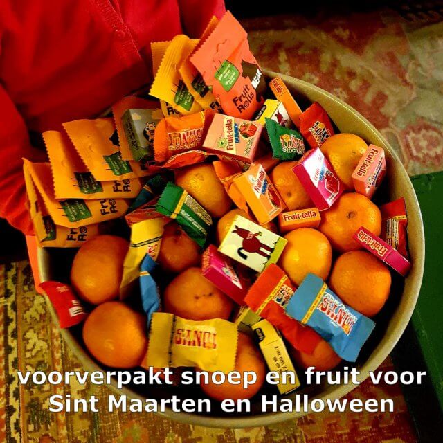 Voorverpakt snoep en fruit om uit te delen met Sint Maarten en Halloween. Sint Maarten en Halloween komen er weer aan! Dan gaan de kinderen langs de deuren, zingen liedjes en krijgen wat lekkers. Daarom vind je hier leuke ideeën voor voorverpakt snoep en fruit om uit te delen met Sint Maarten en Halloween. 