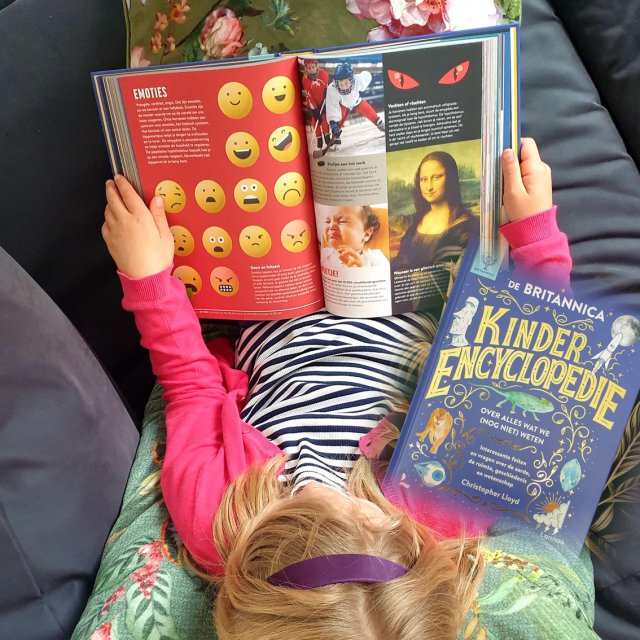 Boeken tips voor bovenbouw kinderen van 9, 10, 11 of 12 jaar. De Britannica Kinderencyclopedie is een prachtig naslagwerk voor kids. Dit boek bespreekt chronologisch de geschiedenis vanaf het ontstaan van het heelal, tot de wereld van morgen. Daarbij komen er heel veel feiten en vragen over de aarde, de ruimte en de wetenschap langs. Achterin zit vanzelfsprekend een index, waarin je dingen kunt opzoeken. Het boek bevat prachtige foto's en tekeningen. De teksten zijn niet al te lang en er komen veel kaders met weetjes langs. Ook komen  in korte kaders wetenschappers aan bod, erg leuk. Het boek is voor kinderen vanaf ongeveer 8 jaar, maar om het boek zelfstandig te gebruiken moet je wel echt goed kunnen lezen. Samen lezen kan dan natuurlijk wel.