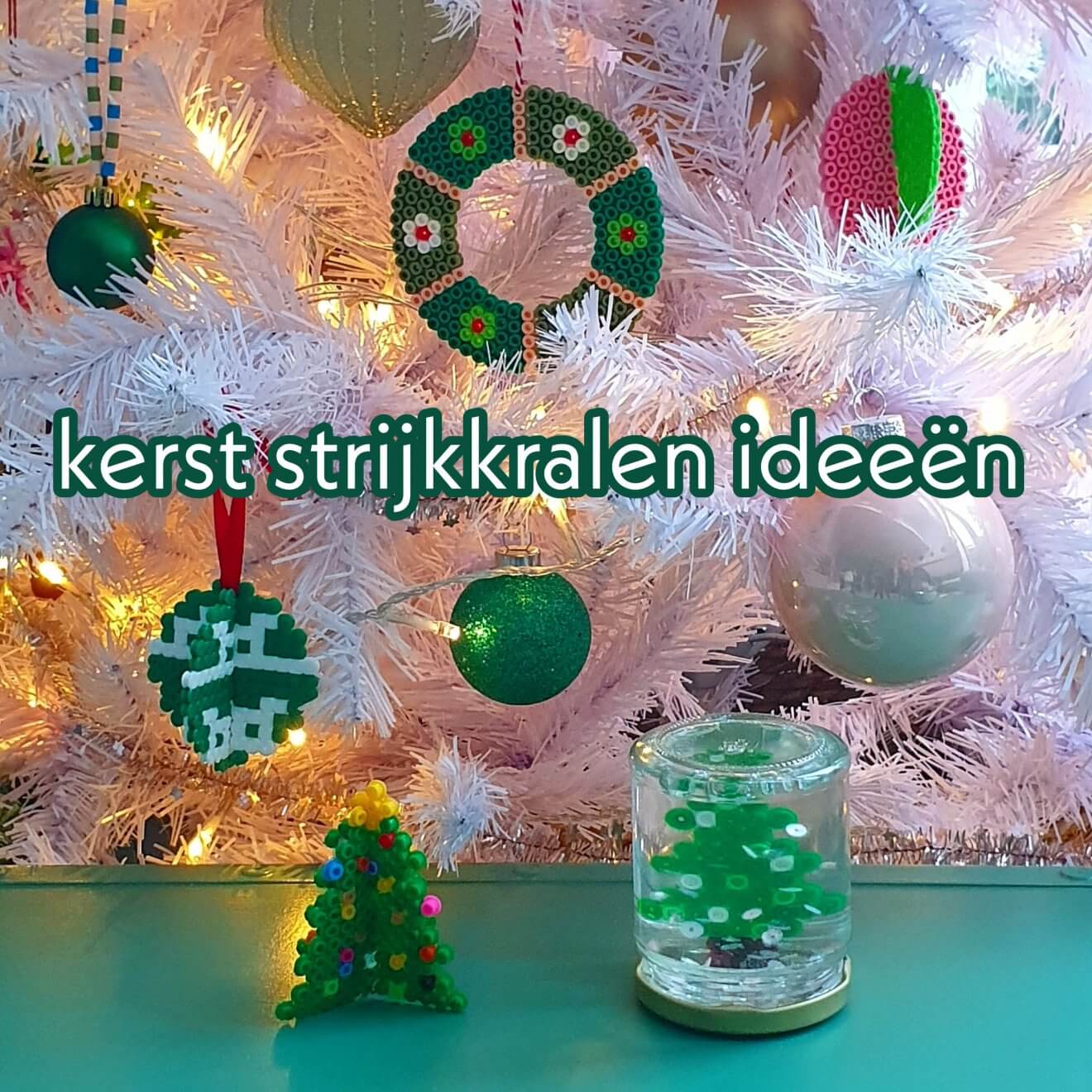 Kerst knutselen met strijkkralen: leuke ideeën. Met strijkkralen kun je zulke mooie dingen voor kerst knutselen! Daarom vind je hier leuke ideeën voor een kerstboom, kerstbal, kerstkrans, kerstman, rendier, sneeuwpop en meer.