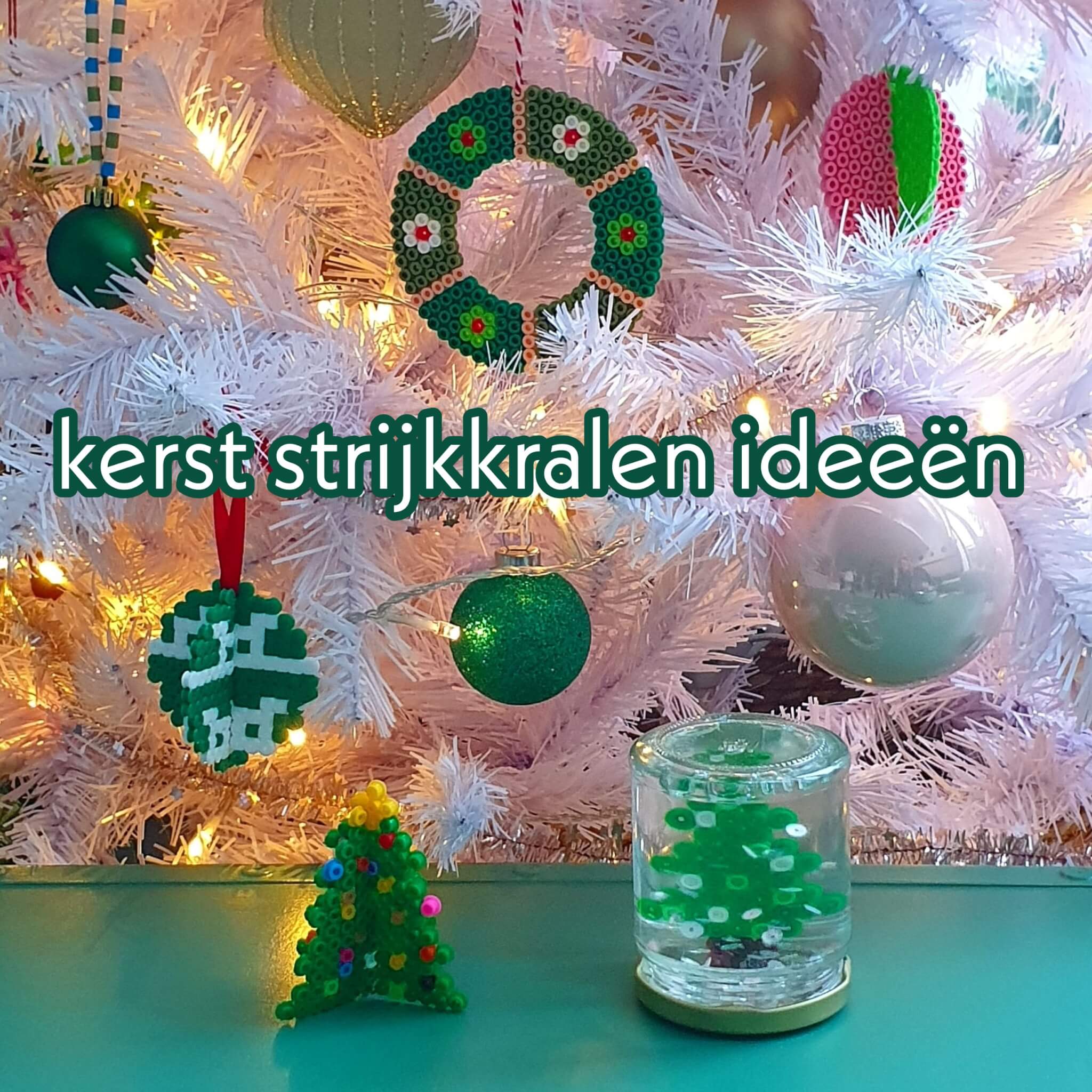 Kerst knutselen met strijkkralen: leuke ideeën. Met strijkkralen kun je zulke mooie dingen voor kerst knutselen! Daarom vind je hier leuke ideeën voor een kerstboom, kerstbal, kerstkrans, kerstman, rendier, sneeuwpop en meer.