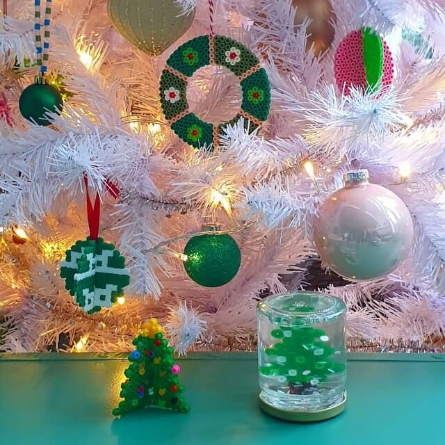 Kerst knutselen met strijkkralen: leuke ideeën. Met strijkkralen kun je zulke mooie dingen voor kerst knutselen! Daarom vind je hier leuke ideeën voor een kerstboom, kerstbal, kerstkrans, kerstman, rendier, sneeuwpop en meer.