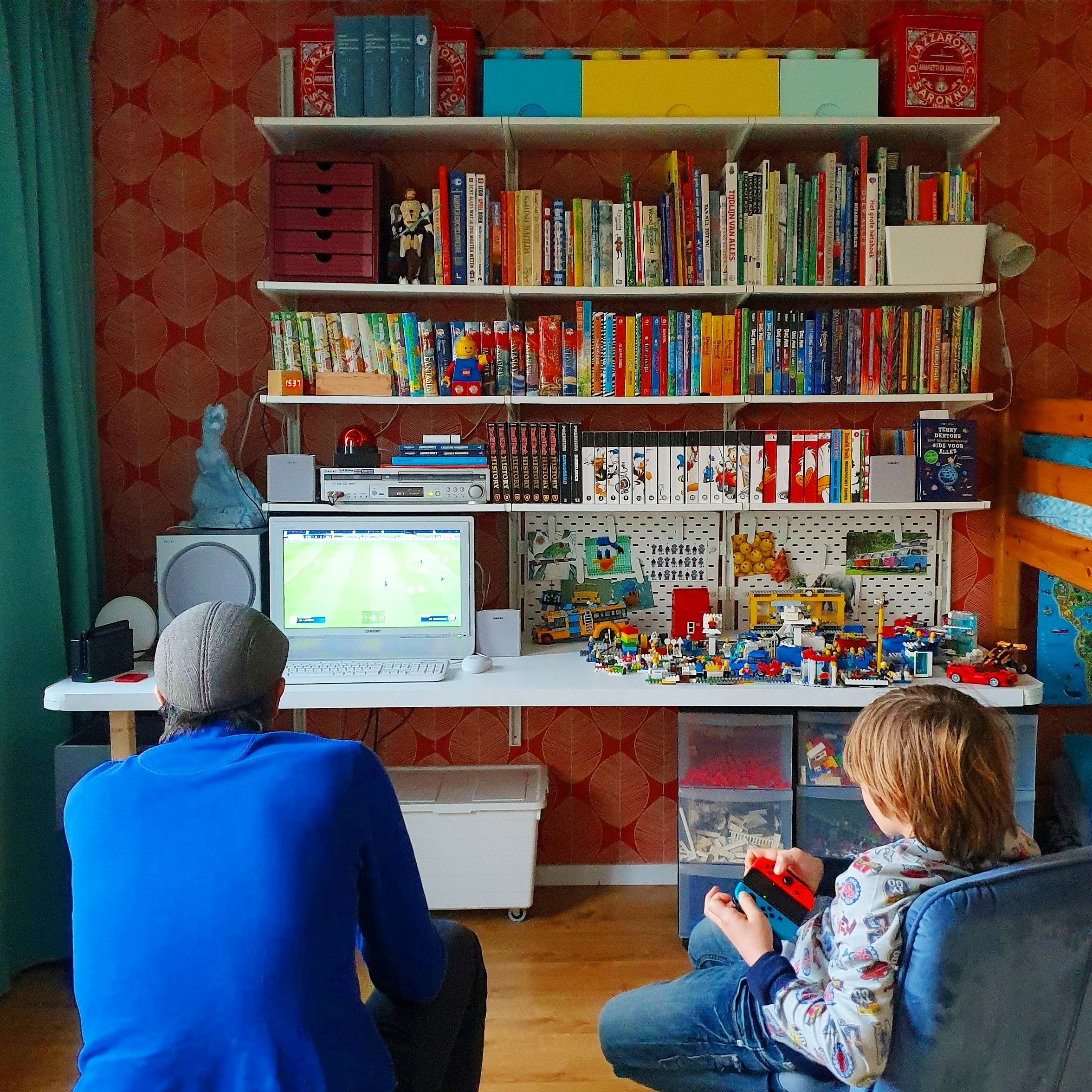 Nintendo Switch: spelcomputer die je thuis en onderweg kunt gebruiken. Thuis gebruik je de console met de TV. Onderweg klik je de controllers aan de console en heb je een handheld, een soort game boy. Daarnaast kun je ook het kleine schermpje op tafel zetten en de controllers los gebruiken.