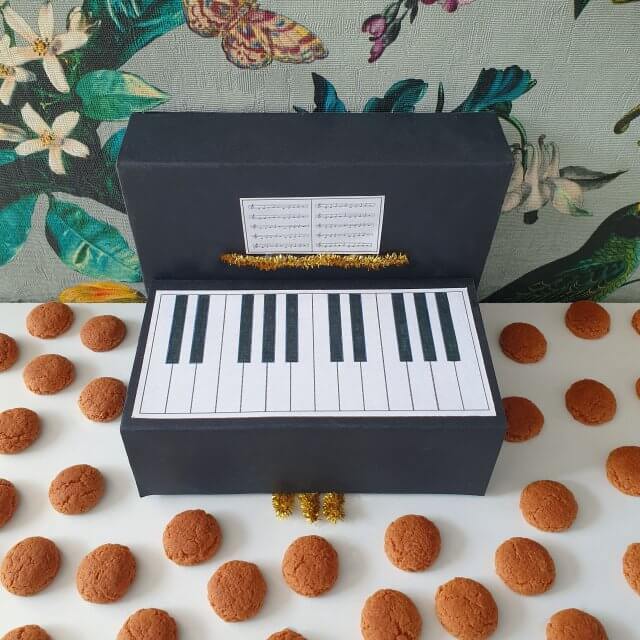 Knutselen met schoenendozen en andere kartonnen dozen. Op zoek naar leuke ideeën om te knutselen met schoenendozen en andere kartonnen dozen? Ik deel hier al onze tips van de afgelopen jaren. Zoals deze piano. 