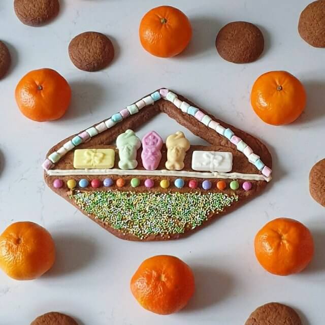 Sinterklaas is bij uitstek het feest om lekker te knutselen met eten, we verzinnen ieder jaar nieuwe recepten. Zo maakten we dit jaar een stoomboot van speculaas. 