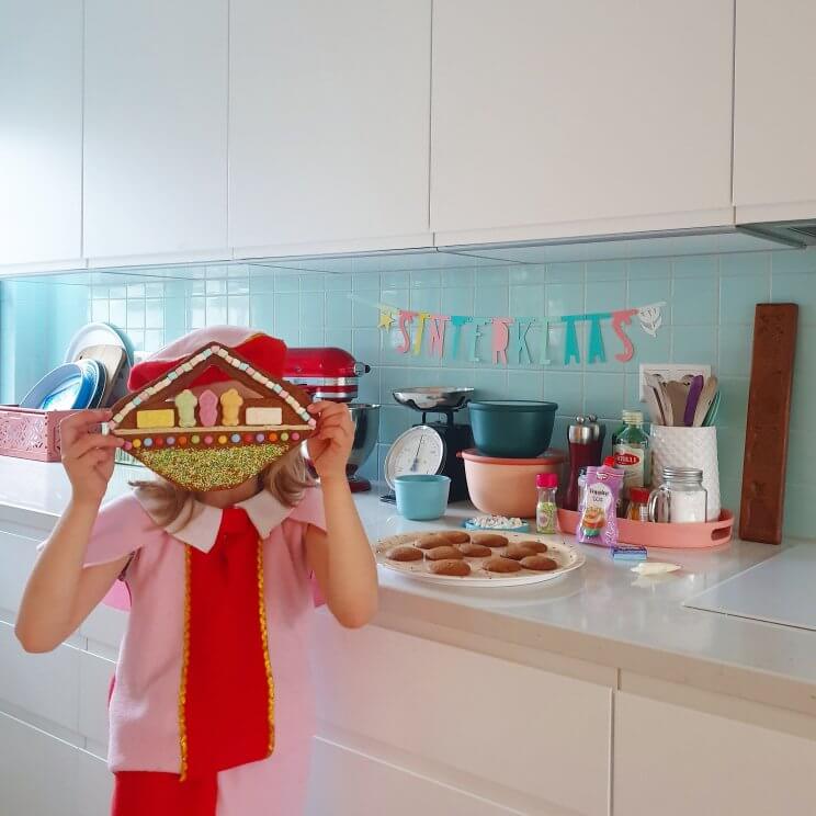 Sinterklaas is bij uitstek het feest om lekker te knutselen met eten, we verzinnen ieder jaar nieuwe recepten. Zo maakten we dit jaar een stoomboot van speculaas. 