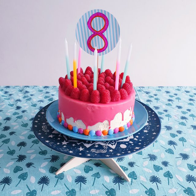 Dripcake versieren: leuke ideeën voor een verjaardagstaart. Deze dripcake is heel makkelijk en ziet er super leuk uit. De dripcake is roze, met neon oranje en fluo blauw. Versierd met smarties en frambozen.