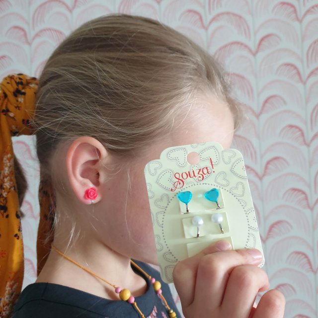 Verjaardag cadeau ideeën voor kinderen van 6, 7 of 8 jaar. Veel meiden zijn gek op oorbellen, maar ze hebben nog geen gaatjes in hun oren. Souza heeft bijvoorbeeld hele mooie clipoorbellen