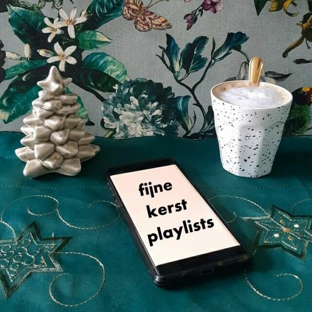 De kids en ik zijn gek op standaard kerstliedjes, manlief accepteert ze mopperend. Maar al snel ben ik ook wel toe aan wat afwisseling. Daarom verzamel ik Spotify en YouTube tips voor fijne kerst playlists, volwassen kerstliedjes met een net even andere sound.