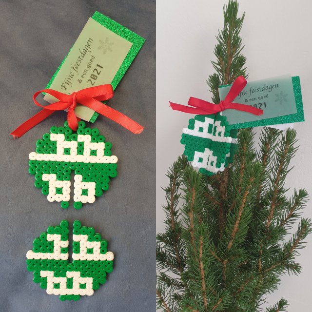 Kerstversiering zelf maken: kindvriendelijke kersthangers knutselen. Deze mooie kerstbal kreeg ik vorig jaar als kaartje van Miriam. Ze maakte twee kerstballen in hetzelfde formaat. Maar bij de ene kerstbal liet ze de onderste kralen in het midden weg, en daarnaast  liet ze aan de bovenkant een strijkkraal weg waar het lintje in past. Bij de andere kerstbal liet ze de bovenste kralen in het midden weg. 