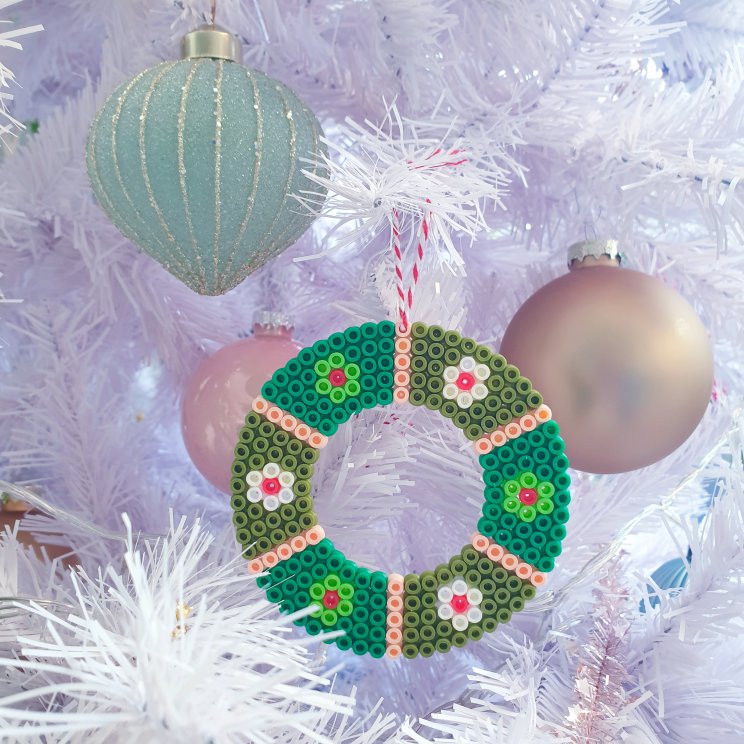 Kerst knutselen met strijkkralen. Deze kerstkrans is makkelijk te maken en extra leuk in je lievelingskleuren. 