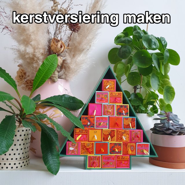 Kerstversiering maken: leuke kerst ideeën voor in huis en tuin. Prachtige kerstversiering kun je zelf maken. In dit artikel vind je leuke ideeën voor zelfgemaakte kerstdecoratie. Kerstversiering voor in de kerstboom, wanddecoraties voor aan de muur, kerstversiering voor in de tuin en nog veel meer. 