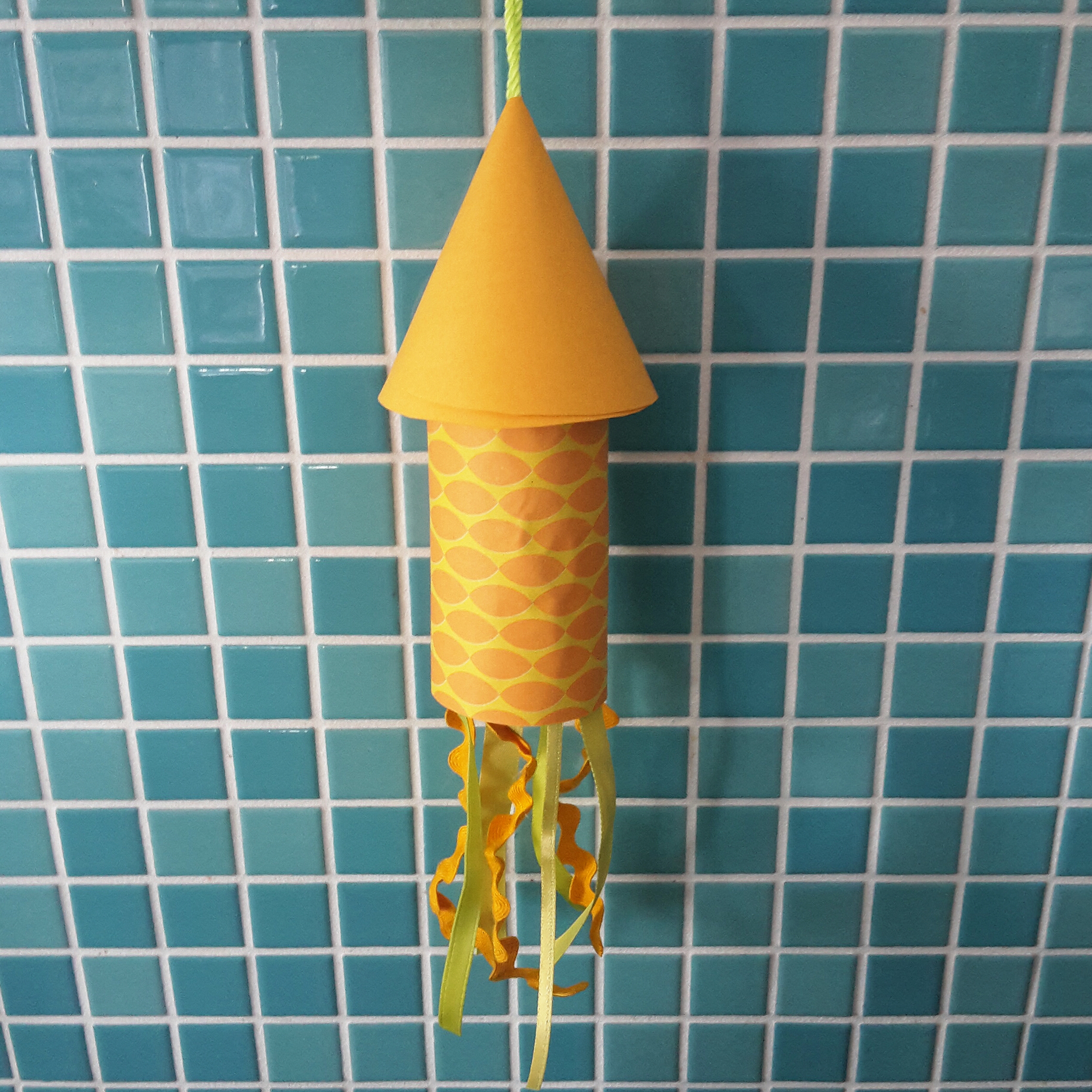 Ideeën om te knutselen met peuter en kleuter, zoals een raket van een wc rolletje
