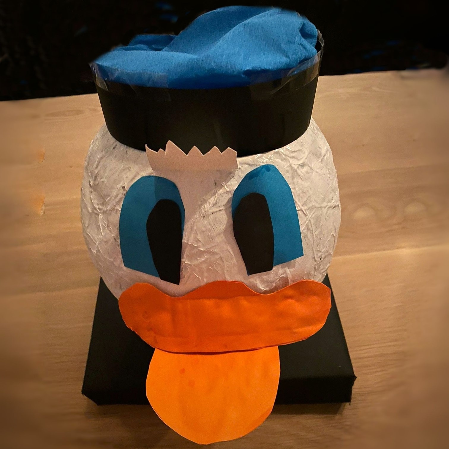 101 ideeën om te knutselen met kinderen, zoals deze donald duck van papier mache