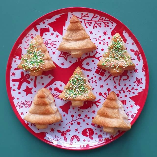 Recepten voor kerstdiner en kerstontbijt met kinderen, voor school en thuis. Zoals deze kerstboom croissantjes