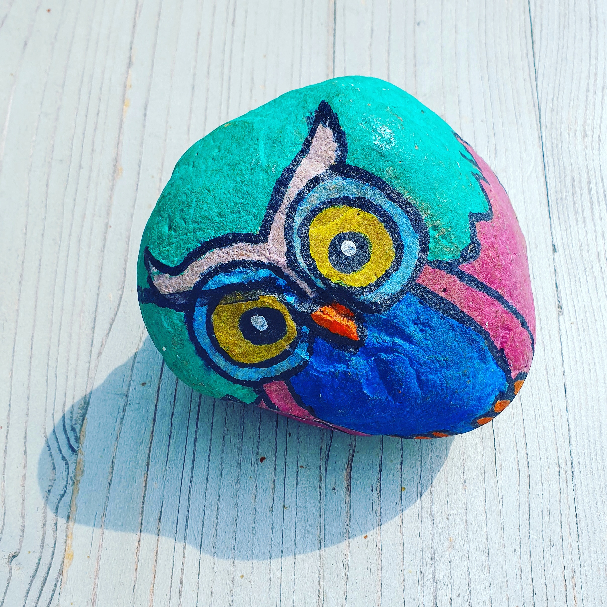 Vogel knutselen en tekenen: leuke ideeën.. Wie kent ze niet, de happy stones, mooi versierde stenen. Het is enige wat je nodig hebt zijn mooie gladde stenen en verf of permanent stiften. Zoals deze steen met ui. Ideas for crafting and drawings birds for kids, like a happy stone with owl.