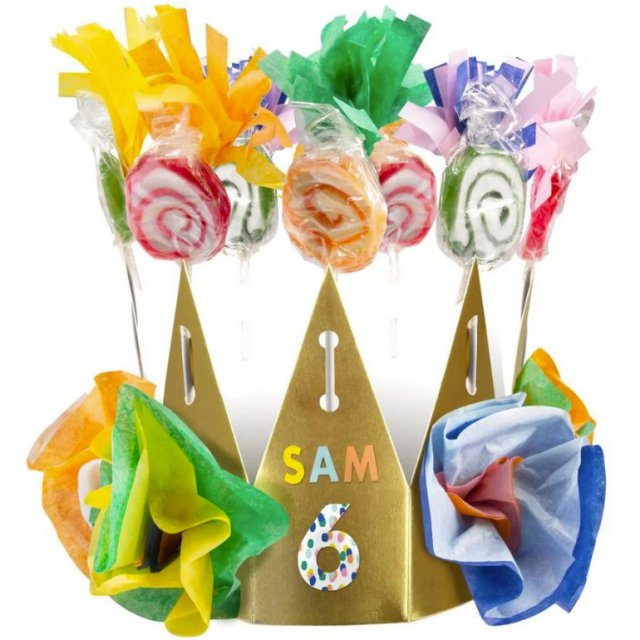 Traktatie ideeën voor kinderen: verjaardag vieren op crèche of school. In deze traktatie kroon van de Hema kun je lollies stoppen. Het is een bouwpakket, dus je kunt hem speciaal voor je kind maken.