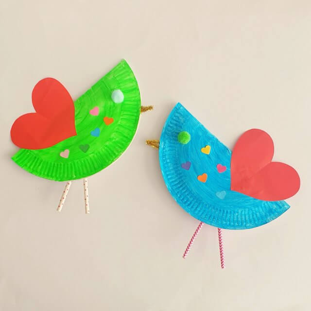 Lente en zomer knutselen: leuke ideeën voor kinderen. Kleine meis en ik knutselden deze vogeltjes van papieren bordjes.