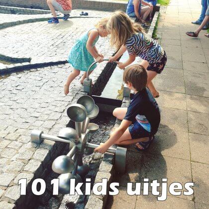 101 leuke uitjes met kinderen in Nederland en België – binnen en buiten. De waterspeeltuin en terras in park Sonsbeek bij het Watermuseum, in Arnhem in Gelderland.