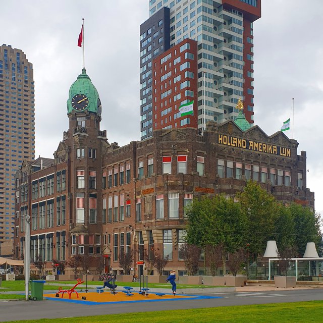 Rotterdam met kinderen en tieners: uitjes, restaurants en hotels. Hotel New York is een van weinige historische gebouwen op de Kop van Zuid. Vroeger was dit het vertrekpunt van de Holland Amerika Lijn. Nu is het behalve een hotel ook een restaurant. Omdat we hier midden op de dag waren, besloten we er een taartje te eten. Voor de deur is een groot grasveld, met picknickbanken en een speeltuin. Ook een leuke plek in de zomer dus!