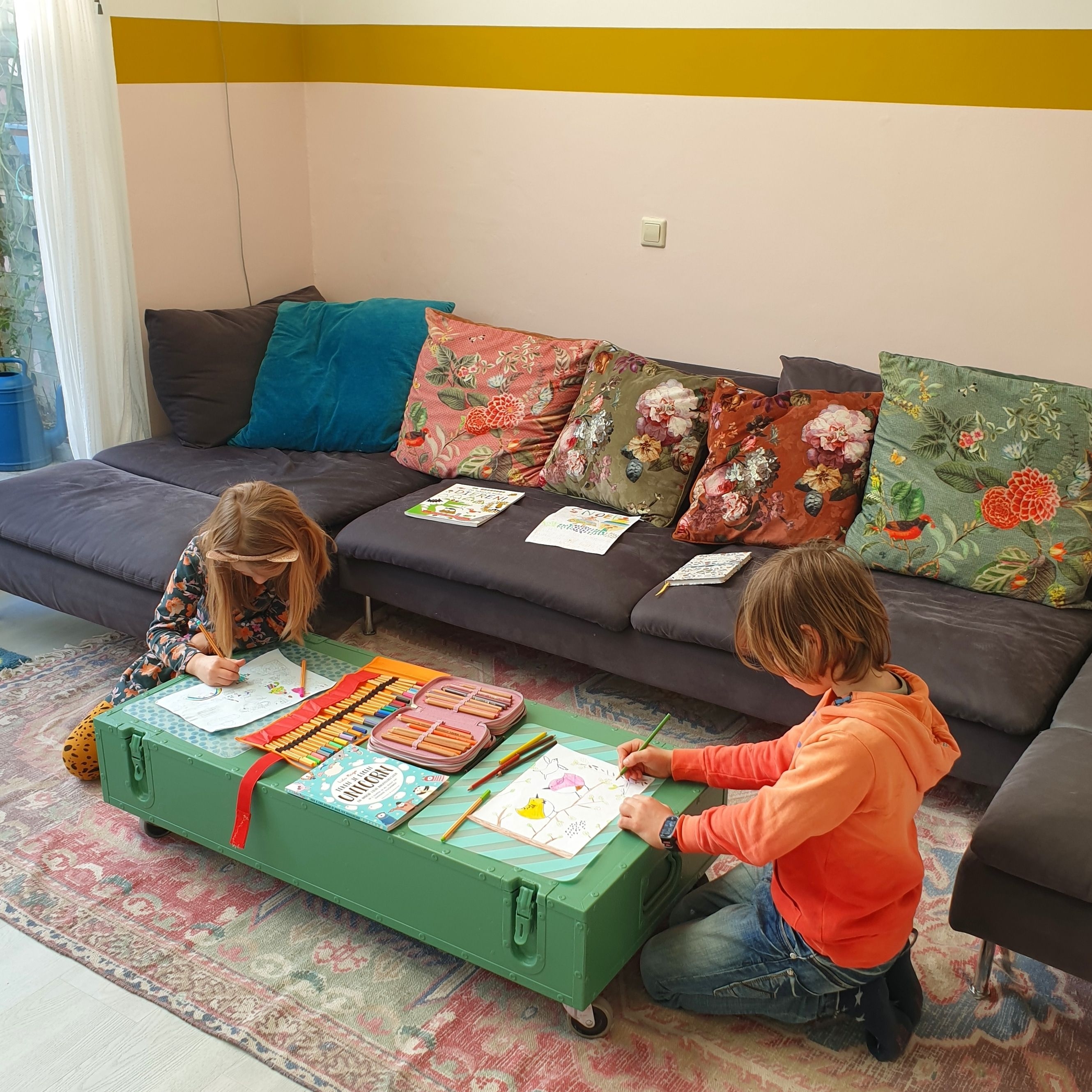 Onze voorjaarsvakantie kids bucketlist: activiteiten voor kinderen. De voorjaarsvakantie komt er aan! Daarom maakten we weer een bucketlist vol leuke voorjaarsvakantie activiteiten voor kinderen. Een lijst vol ideeën om deze vakantie te doen, zowel voor mooi weer als voor slecht weer. Zoals leuke ideeën om te tekenen en kleuren.