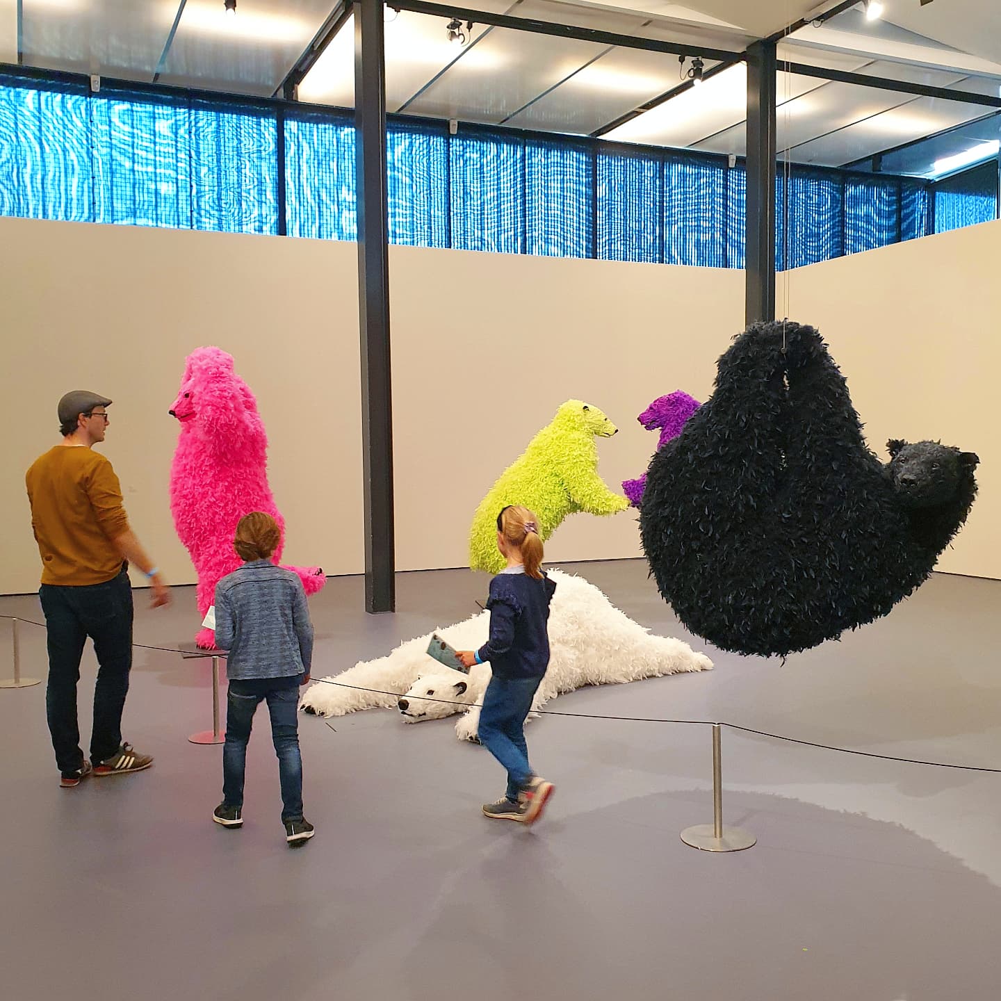 De Kunsthal is een groot museum, met allerlei verschillende collecties. Het organiseert Kijk&Doe-tochten, waarmee kids van zes tot twaalf jaar door de hoofdtentoonstelling gaan. Voor oudere kinderen zijn er Kijkwijzers. In het KunsthalLAB kunnen kinderen aan de slag. Daarnaast zijn er soms activiteiten als workshops, rondleidingen, verhalenvertellers, kookles, knutselen en muziek- en dansoptredens. Toen wij er waren deden we de Kijk&Doe-tocht van de tentoonstelling We Are Animals. Die is nu afgelopen, maar er is natuurlijk weer een leuke nieuwe.