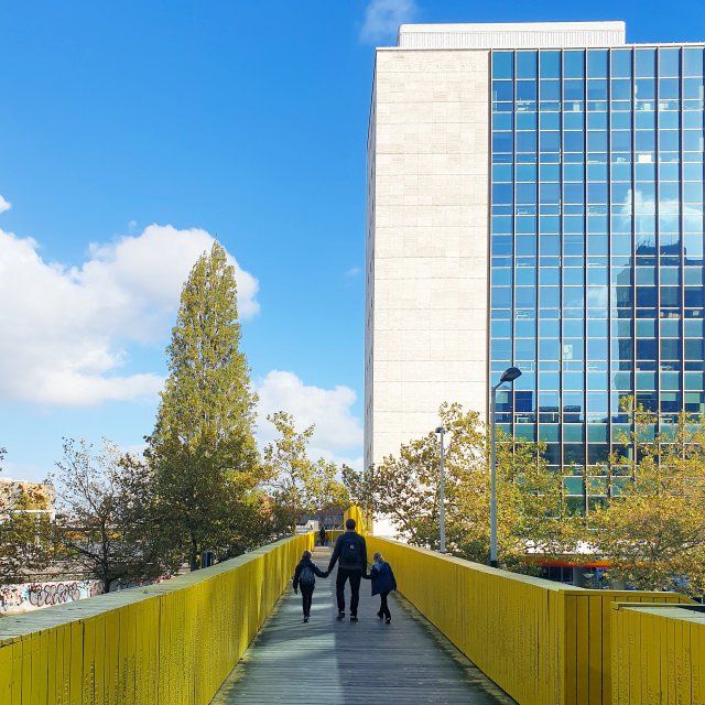 Rotterdam met kinderen en tieners: uitjes, restaurants en hotels. De Luchtsingel is een grote gele houten voetgangersbrug van bijna 400 meter lang. Hij is aangelegd om te verbinden met Rotterdam Noord met het Centrum. De Luchtsingel is bereikbaar ter hoogte van de Biergarten Rotterdam, Luchtpark Hofbogen en Park Pompenburg. Zoek je de Luchtsingel op Google Maps, zoom dan goed in, dan kun je zien waar hij loopt.