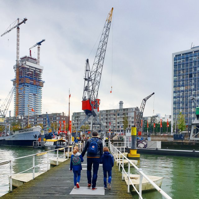 Maritiem Museum met kids: reizen en werken op zee. Buiten in de Leuvehaven is ook nog een heuse museumhaven. Hiervoor heb je geen museumticket nodig. De haven ligt vol indrukwekkende oude schepen en de kade staat vol kranen. Daarnaast is er een soort klimmuur. Ook zijn hier werkplaatsen van het Maritiem Museum, waar je mee kunt kijken. 