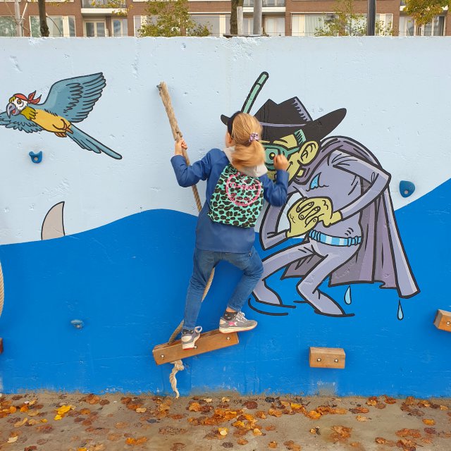 Het Maritiem Museum in Rotterdam is zowel leuk met kleine kinderen als met tieners. Voor kleintjes is er de Kinder-doe-expositie Professor Plons, een speeltuin binnen en buiten. De Offshore Experience is leuk voor grotere kinderen en tieners. En dan is er ook nog de Zeemonsters expositie, leuk voor alle leeftijden. Net als de museumhaven buiten, vol oude schepen en kranen.