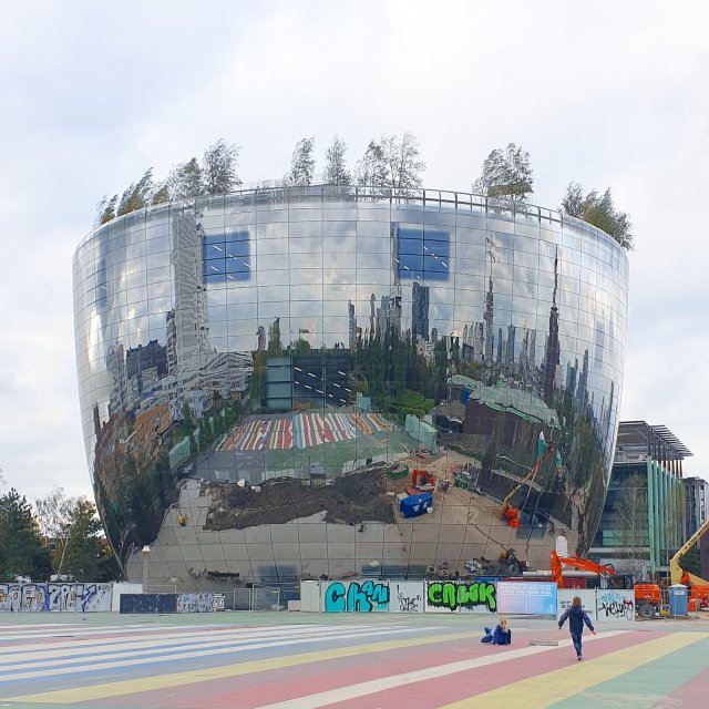 De Kunsthal ligt aan het Museumpark. Net als Museum Boijmans Van Beuningen, waarvan voorlopig alleen het depot open is. De kinderen vonden het grote glimmende gebouw heel tof. Het is een soort grote spiegel om gekke bekken in te trekken.