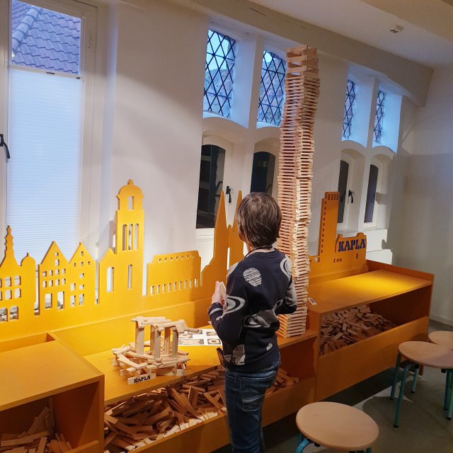 Speelgoedmuseum in Deventer: uitje met speelgoed van vroeger en nu. Voor de kinderen is het heel leuk om te zien waar kinderen vroeger mee speelgoed. Maar de meeste tijd brachten we door in de delen van het Speelgoedmuseum waar je lekker zelf kunt spelen. Zoals de grote ruimte met bouwspeelgoed, waaronder KAPLA.