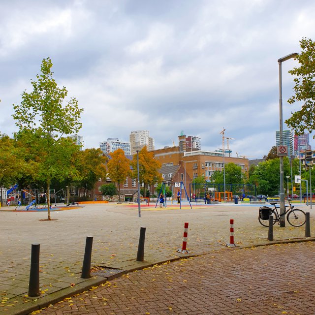 Rotterdam met kinderen en tieners: uitjes, restaurants en hotels. Rotterdam heeft allerlei leuke speeltuinen. Op de Schiedamsesingel kwamen we tijdens een wandeling een heel leuk speelplein tegen. Het is eigenlijk een verzameling speeltuinen. Er zijn allerlei speeltoestellen, een voetbalveld en een basketbalveld. 