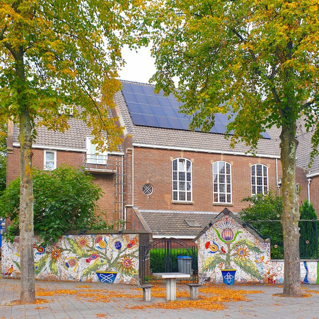 Rotterdam met kinderen en tieners: uitjes, restaurants en hotels. In Rotterdam worden regelmatig street art kunstenaars uitgenodigd, die kunstwerken aanbrengen op oude gebouwen. Zo is een hele toffe sfeer ontstaan in deze buurten. De Street art routes leiden je langs al deze prachtige graffiti. We namen de route als basis en combineerden dat met allerlei andere bezienswaardigheden in de buurt. 