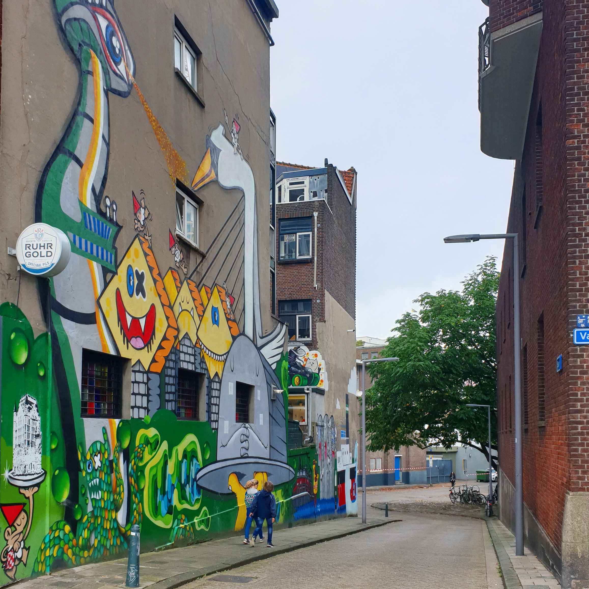 De leukste street art routes voor kinderen en tieners. Wij zijn gek op street art routes. Het is een leuke creatieve manier om te wandelen met kids. En er komen steeds meer leuke street art routes bij. In dit artikel verzamelen we de leukste street art routes voor kinderen en tieners. Zoals hier in Rotterdam.
