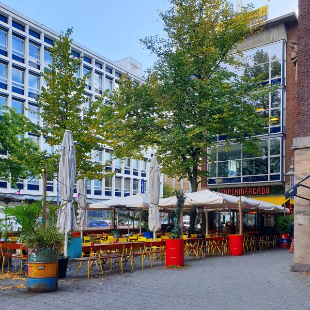 Rotterdam met kinderen en tieners: uitjes, restaurants en hotels. Supermercado ligt aan de Schiedamse Vest, om de hoek bij de Witte de Withstraat. Een kleurrijk Latijns-Amerikaans restaurant met muziek. De gerechten zijn onder andere Mexicaans, Braziliaans, Argentijns en Peruaans. 