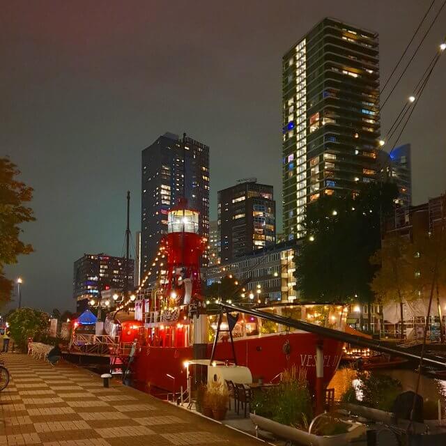 Rotterdam met kinderen en tieners: uitjes, restaurants en hotels. Vessel 11 is een Britse Gastro-pub op een rood schip in een oude haven. 's Avonds zijn er feestjes, maar overdag is het ook leuk met kids.