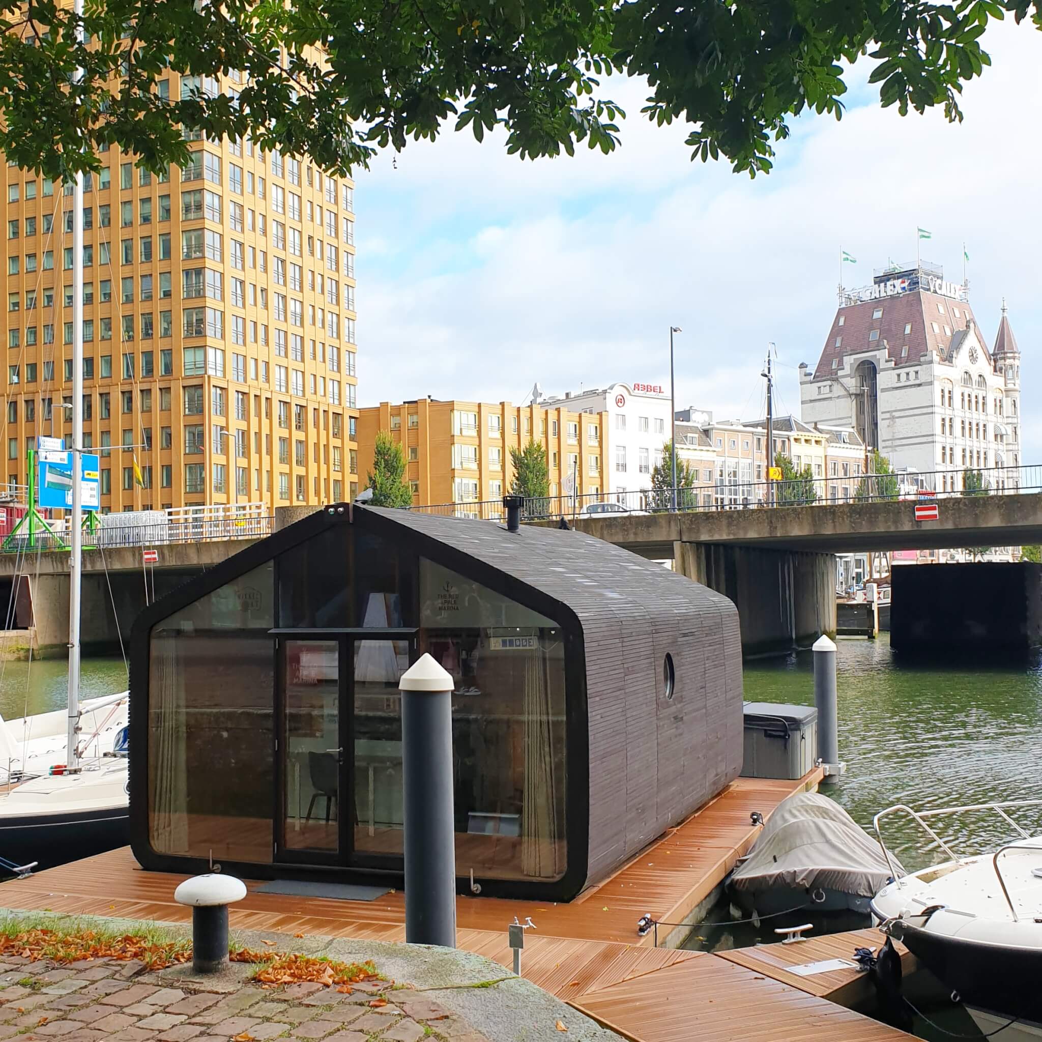 Wikkelboats zijn luxe van vakantiehuisjes op het water. Ze liggen in de Wijnhaven en Rijnhaven in Rotterdam. Sommige hebben zelfs een hottub.