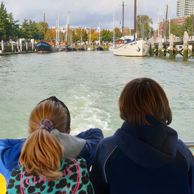 Rotterdam met kinderen en tieners: uitjes, restaurants en hotels. Veel dingen in Rotterdam staan in het teken van het water. Zo is de Watertaxi een leuke manier om Rotterdam te ontdekken vanaf het water. We hadden begrepen dat je Watertaxi van de Veerhaven naar Hotel New York spontaan kunt pakken. Vanaf de Veerhaven hebben we dus gebeld en hij was er met een paar minuten. De overtocht duurt ook maar een paar minuten, de kids vonden dat heel gaaf.