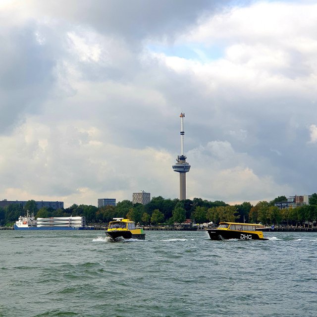 Rotterdam met kinderen en tieners: uitjes, restaurants en hotels. Veel dingen in Rotterdam staan in het teken van het water. Zo is de Watertaxi een leuke manier om Rotterdam te ontdekken vanaf het water. We hadden begrepen dat je Watertaxi van de Veerhaven naar Hotel New York spontaan kunt pakken. Vanaf de Veerhaven hebben we dus gebeld en hij was er met een paar minuten. De overtocht duurt ook maar een paar minuten, de kids vonden dat heel gaaf.