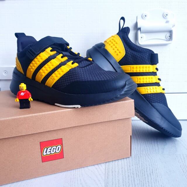Duurzame LEGO x Adidas kinderschoenen. Deze schoenen zijn gedeeltelijk gemaakt met gerecyclede materialen en ze lopen volgens zoonlief heerlijk.