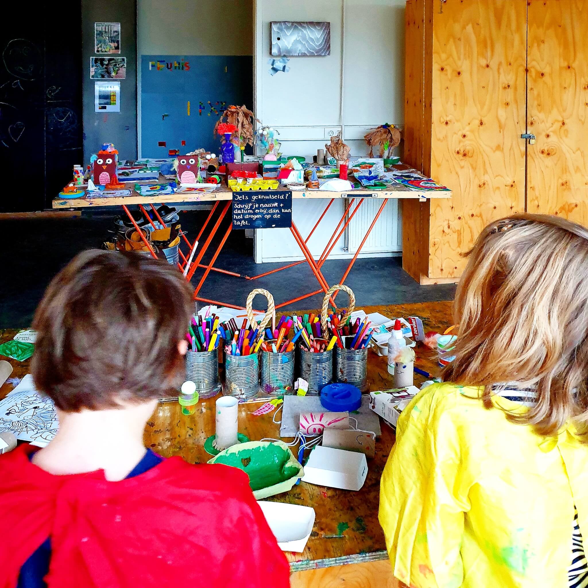 Vakantiehuis met kinderen in Nederland: leuke vakantieparken en huisjes. Landal Heideheuvel heeft een fantastisch Atelier waar kinderen kunnen knutselen. Er worden knutselactiviteiten georganiseerd, maar daarnaast kunnen de kinderen er overdag zelf knutselen. Op de tafels staan stiften en potloden en er is een kast vol knutselmaterialen. "Ze hebben hier net zo veel als op school", aldus onze kinderen. Voor ouders is er een hoekje met tijdschriften en je kunt thee zetten. Maar kinderen mogen ook alleen komen. Zelf ging ik soms ook mee om te knutselen, hartstikke gezellig!